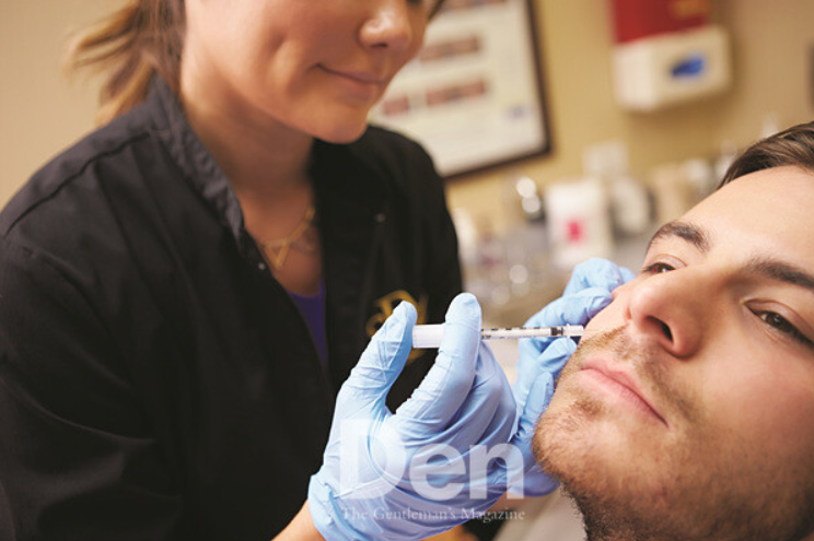 보톡스 필러 주사하는 장면