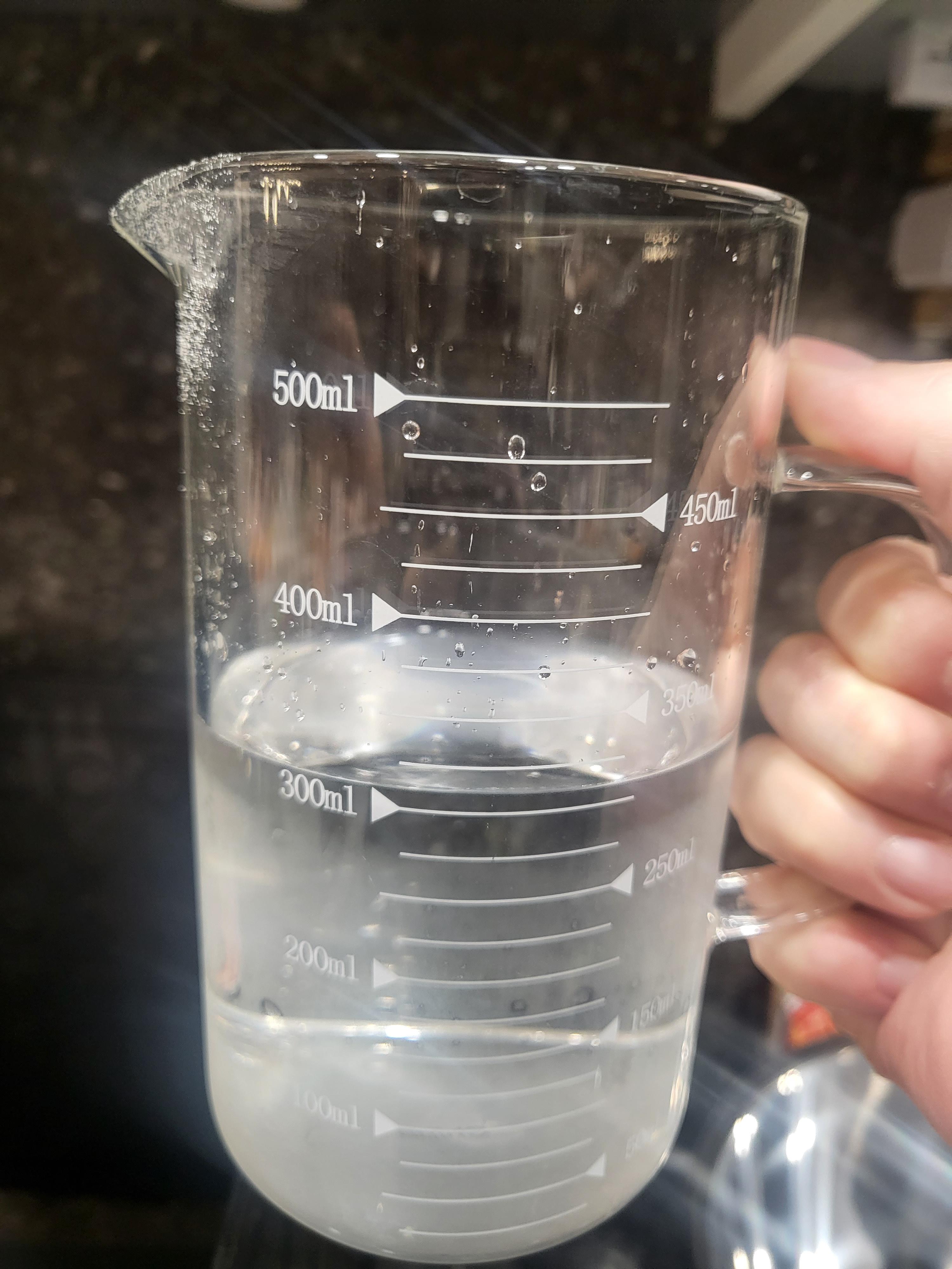 비커에 담긴 물 300ml