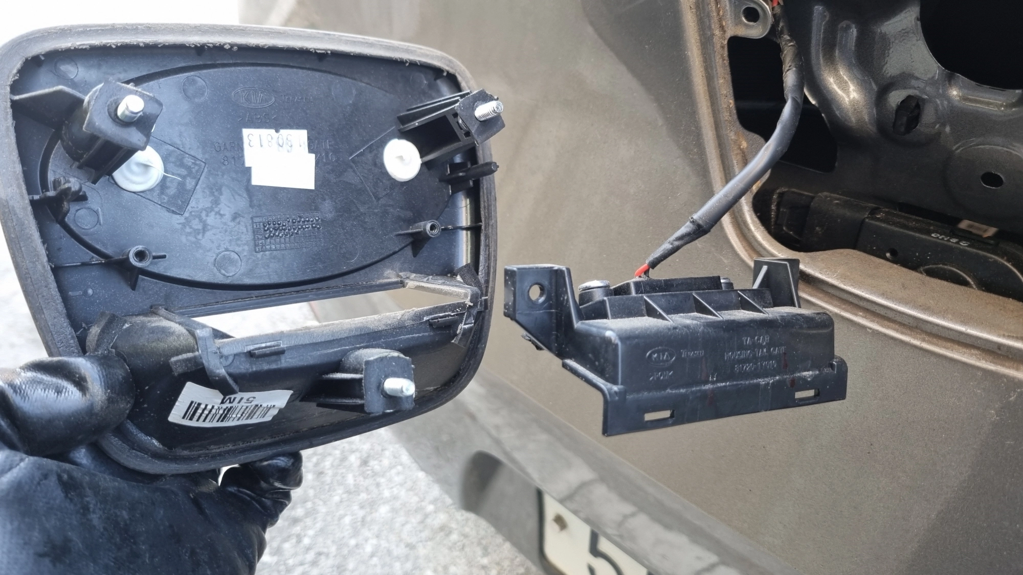 트렁크 손잡이 버튼 분리 모습