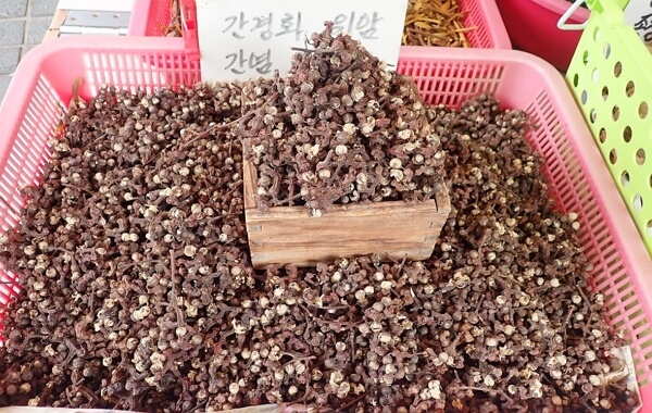 약초가게-판매대-위-잘-말린-헛개열매