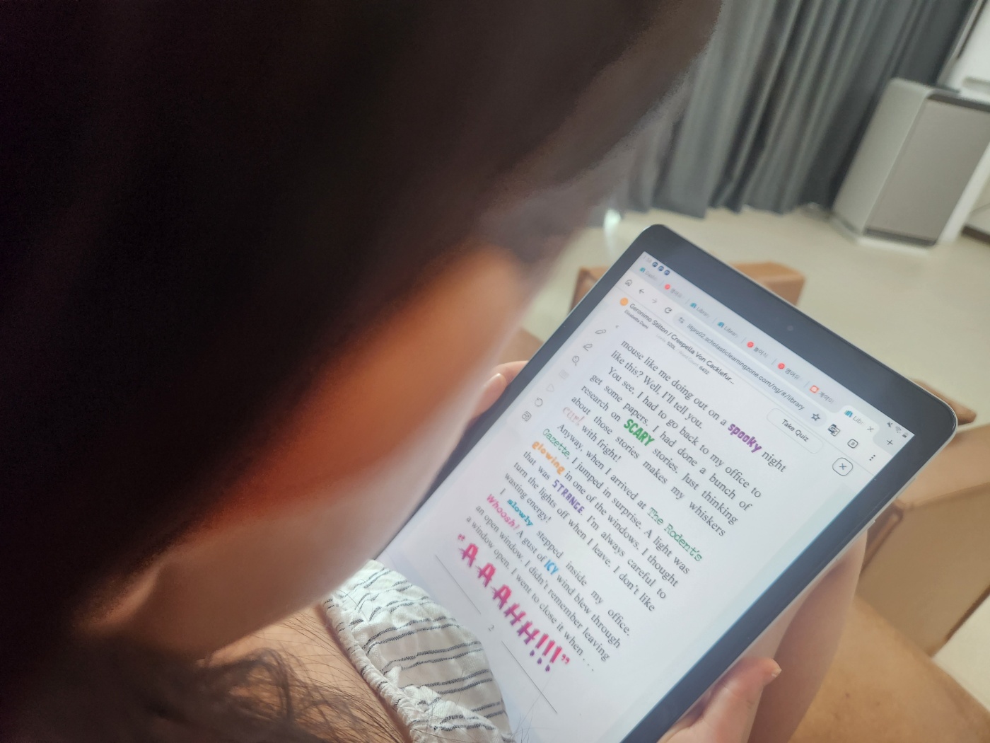 패드로 영어공부를 하고 있는 아이