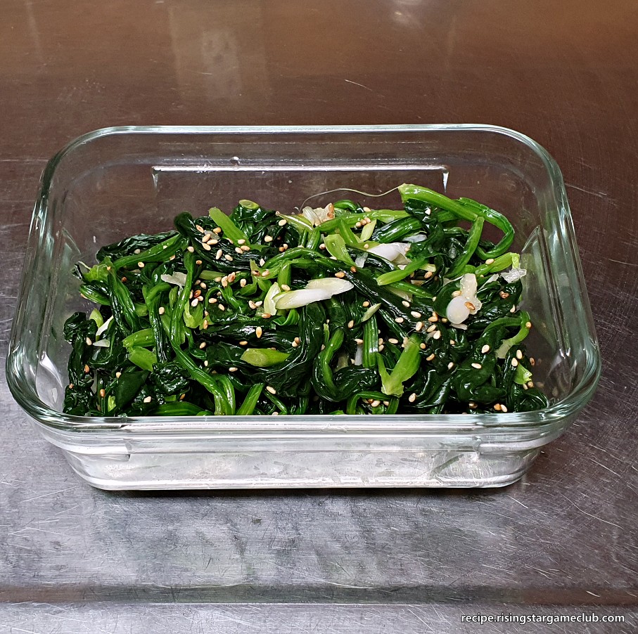시금치나물 무침을 밀폐용기에 담아 놓은 사진