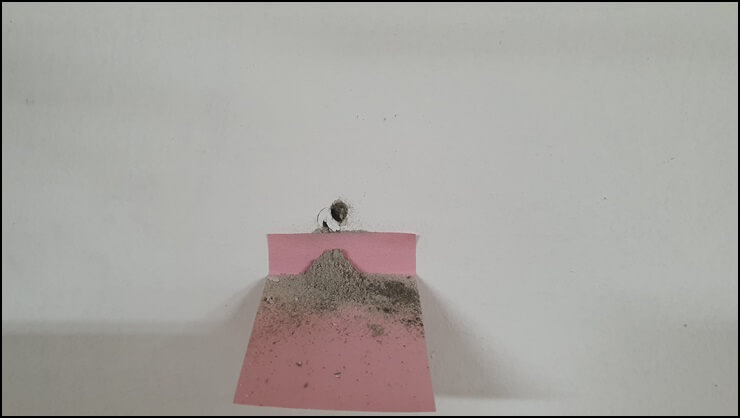 벽을-타공한-후에-쌓인-먼지