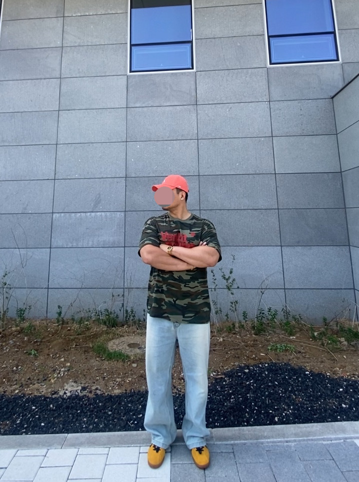 데일리룩('26. 5. 24.)빈티지 오렌지 워싱볼캡, 벤힛 카모 카모플라쥬 티셔츠, 카시오 A-159WGEA 골드, 에러스익셉티드 연청 데님팬츠, 컨버스 올스타 클래식 트레이너