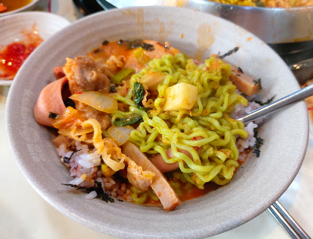 밥에 비빈 부대찌개