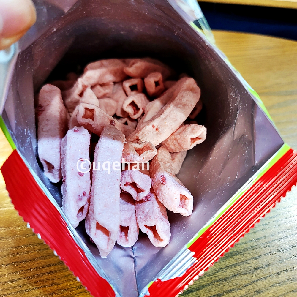 오리온 오! 딸기를 개봉해 안에 과자가 들어있따. 내모로 가운데는 뚤려있으면서 긴 막대기 같이 생겼다.