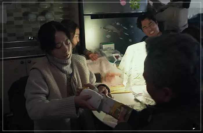 콘크리트-유토피아-명화-사람들을-치료하고-있다