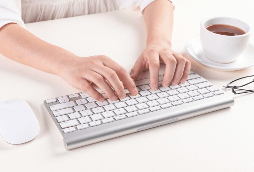 한 가지 작업에 집중해 타이핑하는 모습