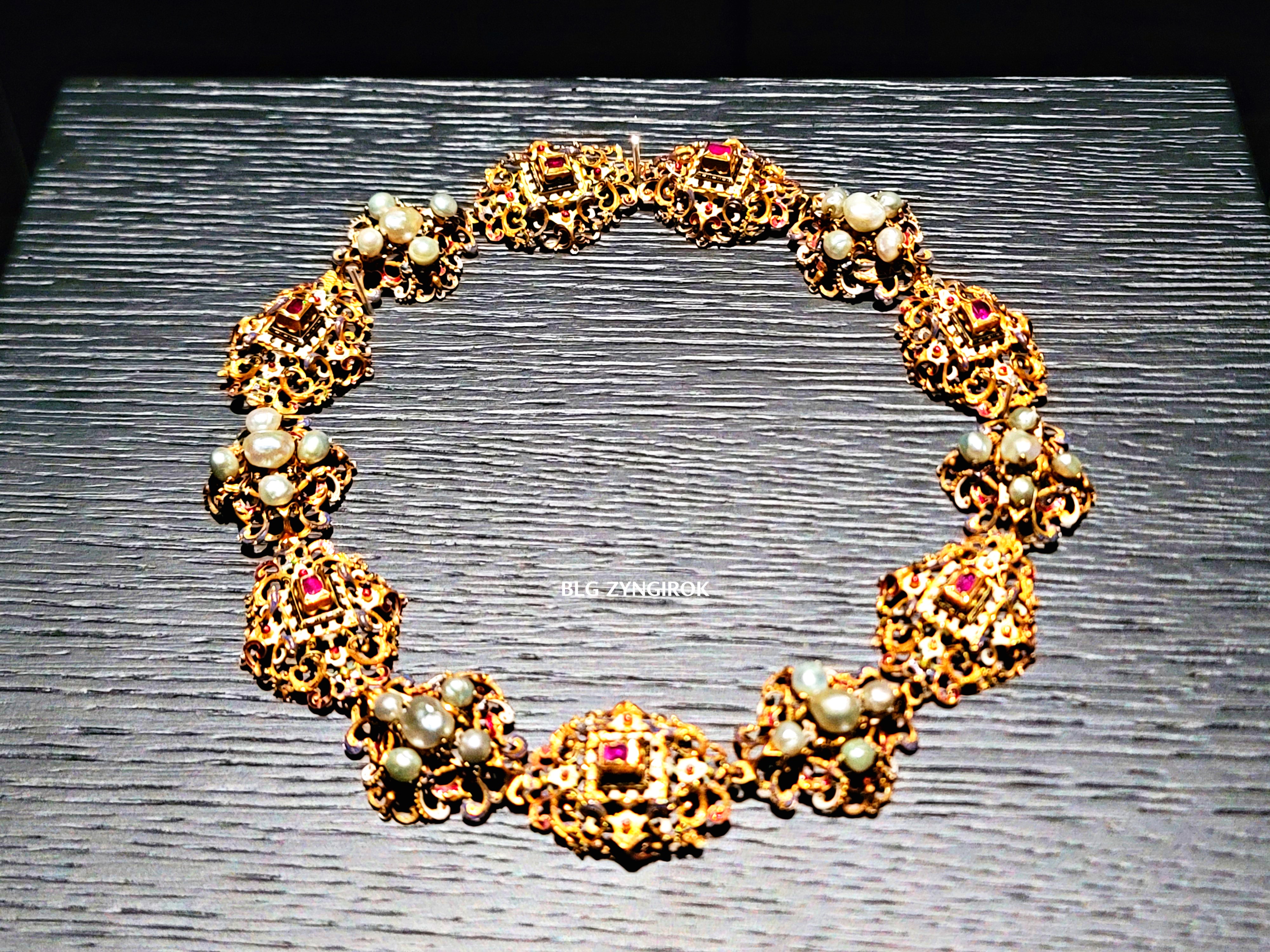 롯데타워 - 롯데뮤지엄 고혹의 보석 매혹의 시간 - 신성에서 예술로 주얼리 정신사 전시품 모습이다.