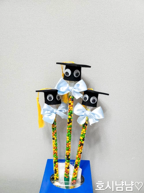 가위바위보 졸업 인형 완성 모습&amp;#44; 학사모와 리본을 단 초콜릿 스틱 인형