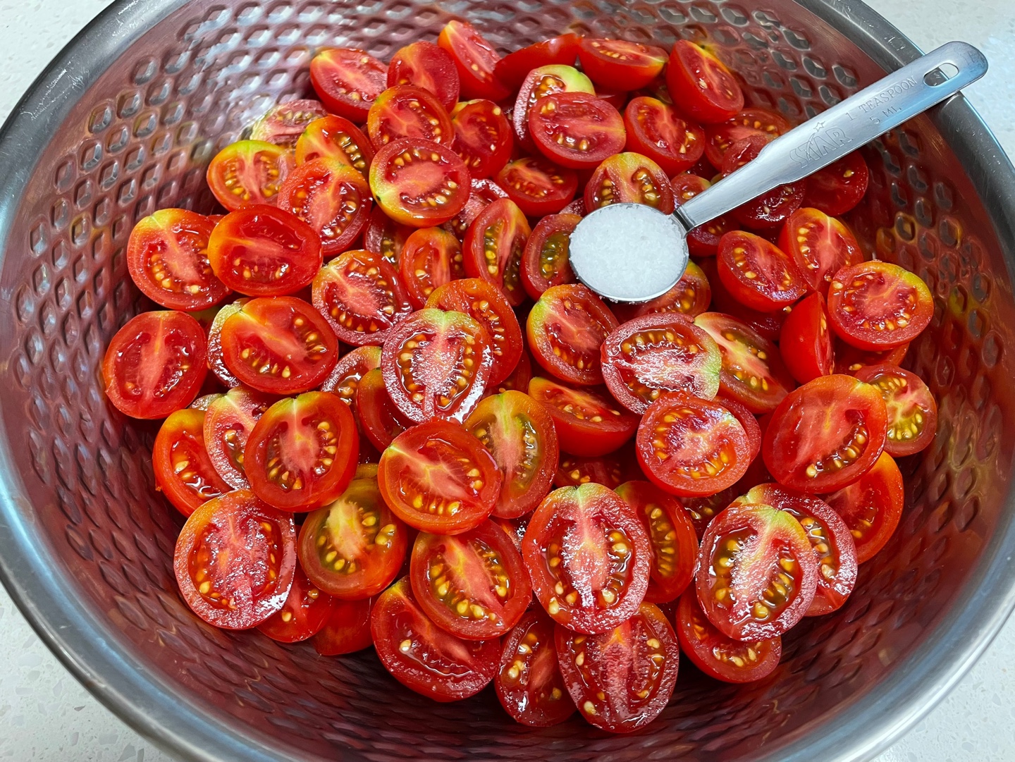썬드라이 토마토 만들기 - 방울토마토 모두 반으로 자르기 완료