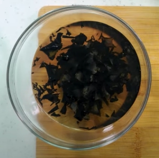 한국의 떡 종류 석이편-석이버섯 손질