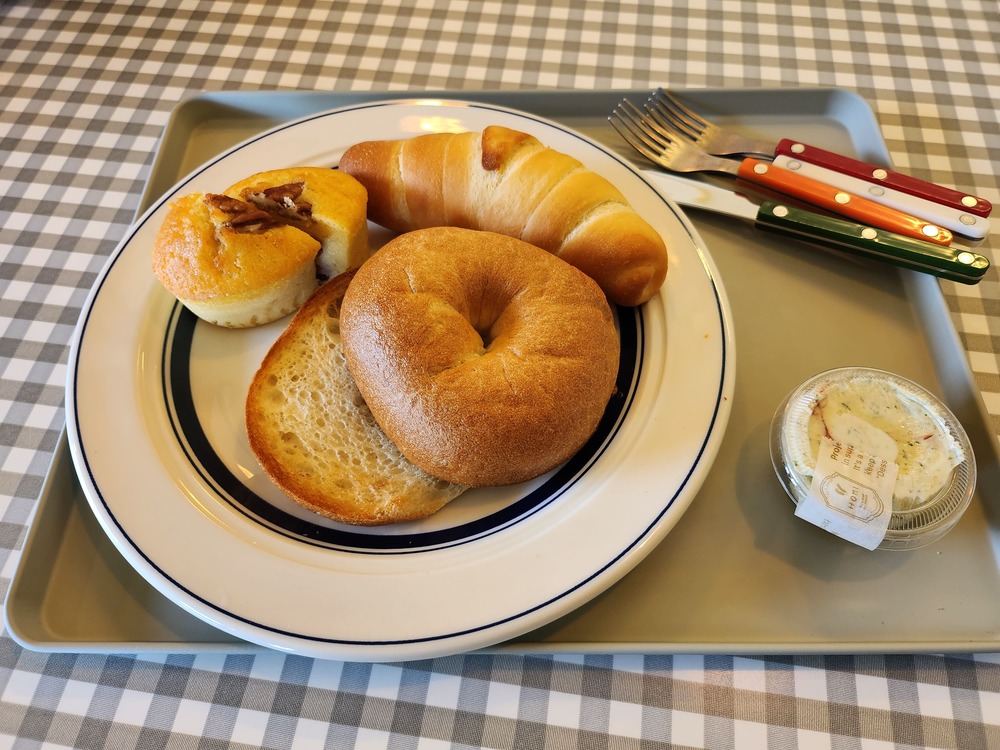 호미 굽네찹쌀&#44; 비건쌀베이글&#44; 소금빵&#44; 크림치즈
