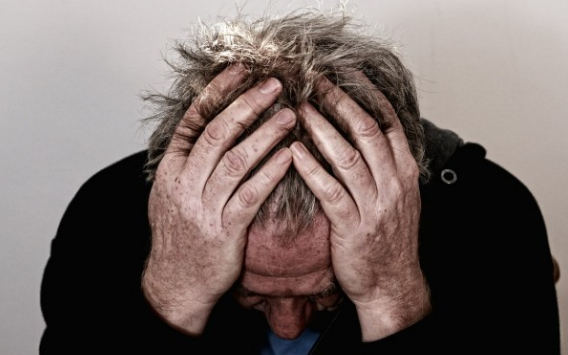 머리를-감싸쥔-남성