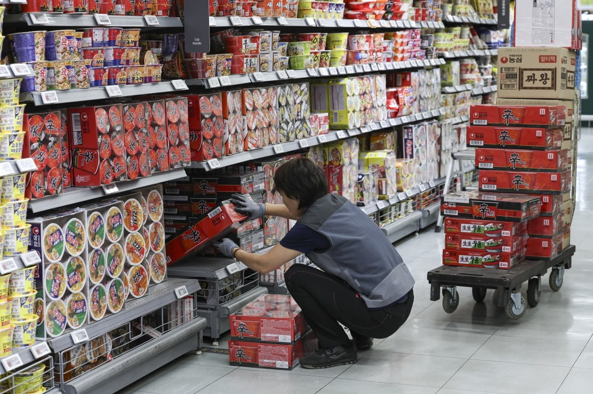 서울 시내 한 대형마트에서 한 직원이 라면을 정리하고 있다.