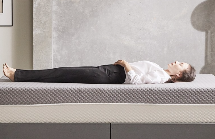 허리 통증 완화를 돕는 침대 관련 사진