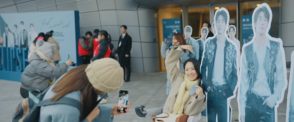 콘서트장-앞에서-인증샷-찍는-솔이