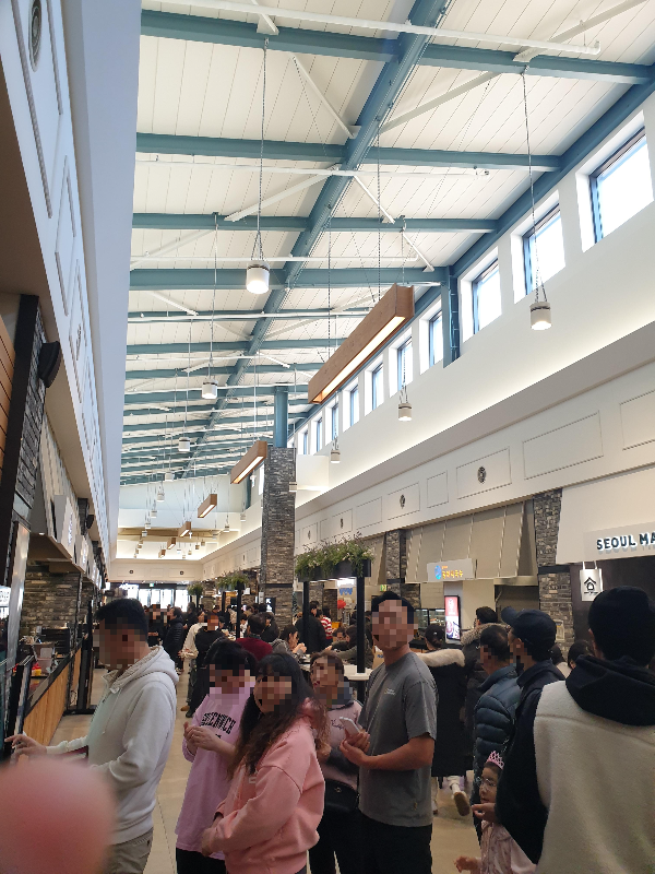 현대 아울렛 푸드코드 주문하기 위해 키오스크 앞에 줄 선 사람들