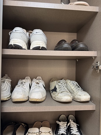 정리된 신발장 내부 모습