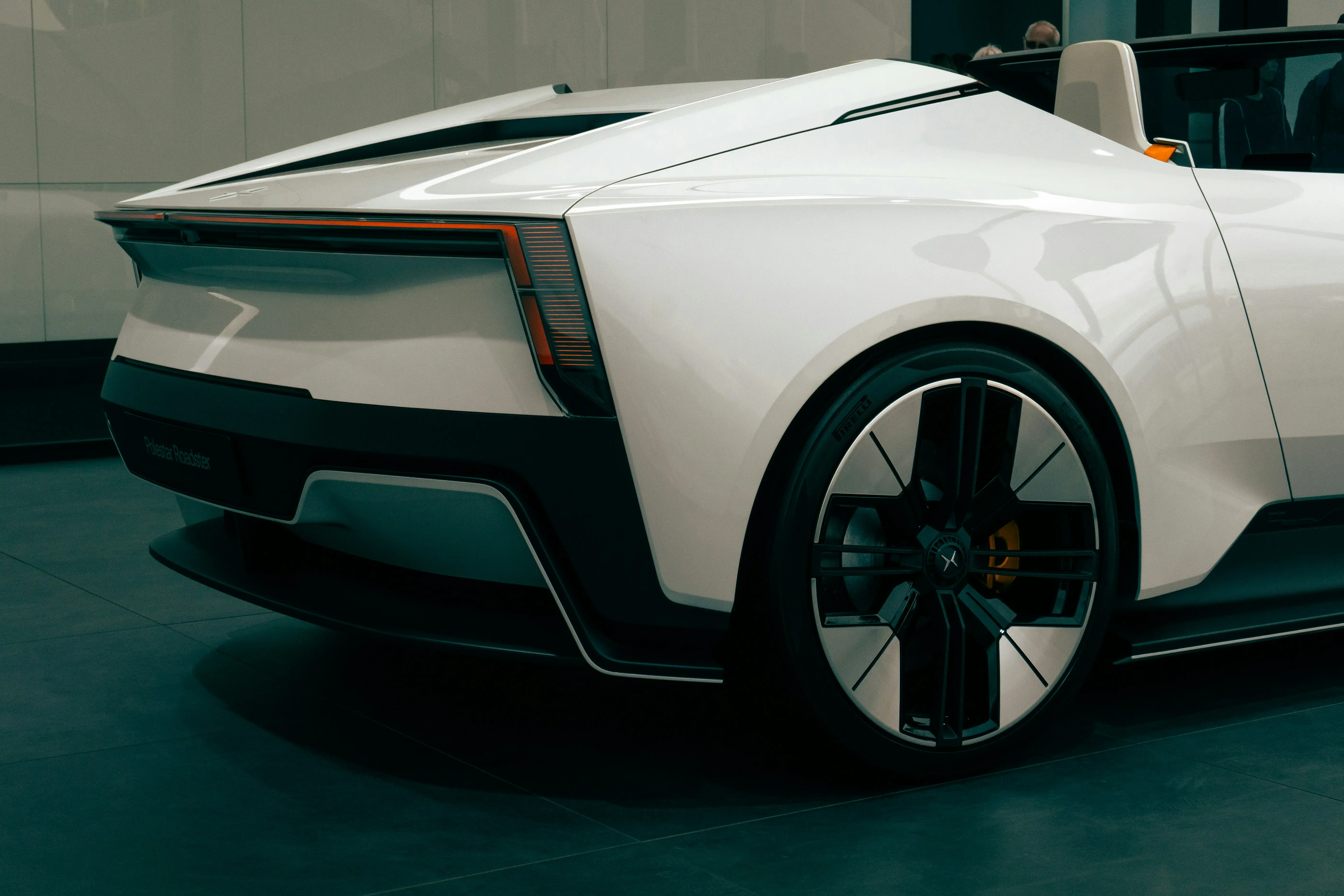 테슬라 로드스터 2026년 4월 공개 예정, 하지만 시장은 여전히 회의적