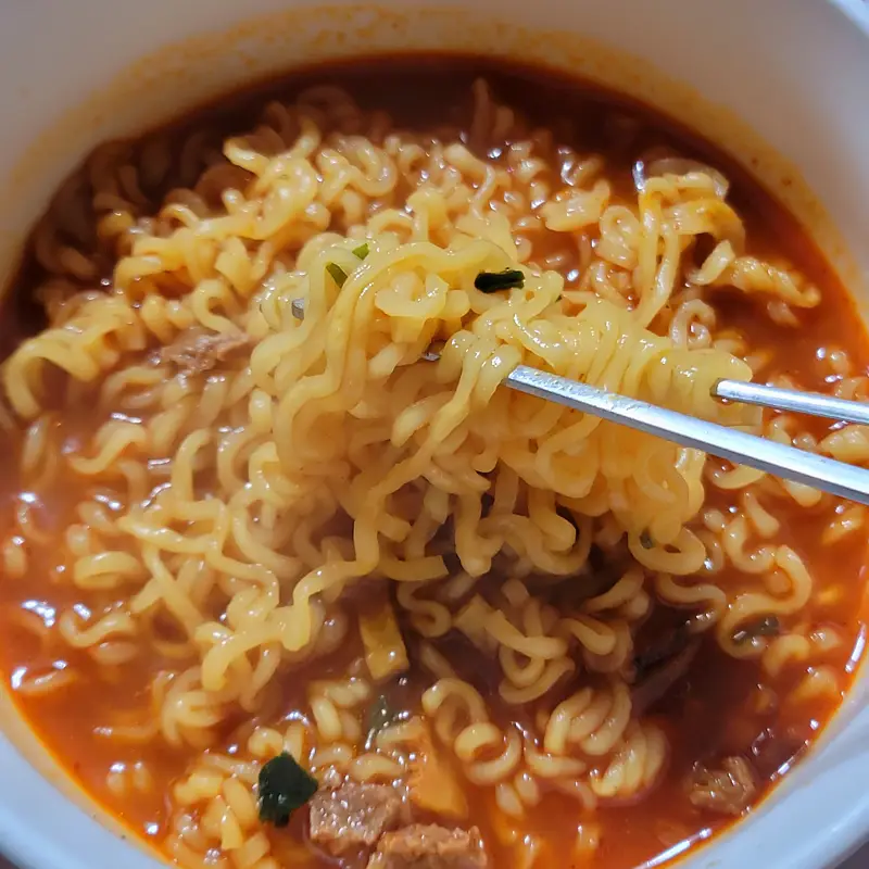 젓가락으로-면발을-든-신라면-더레드