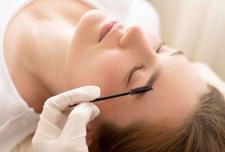 눈썹 다듬는 남자