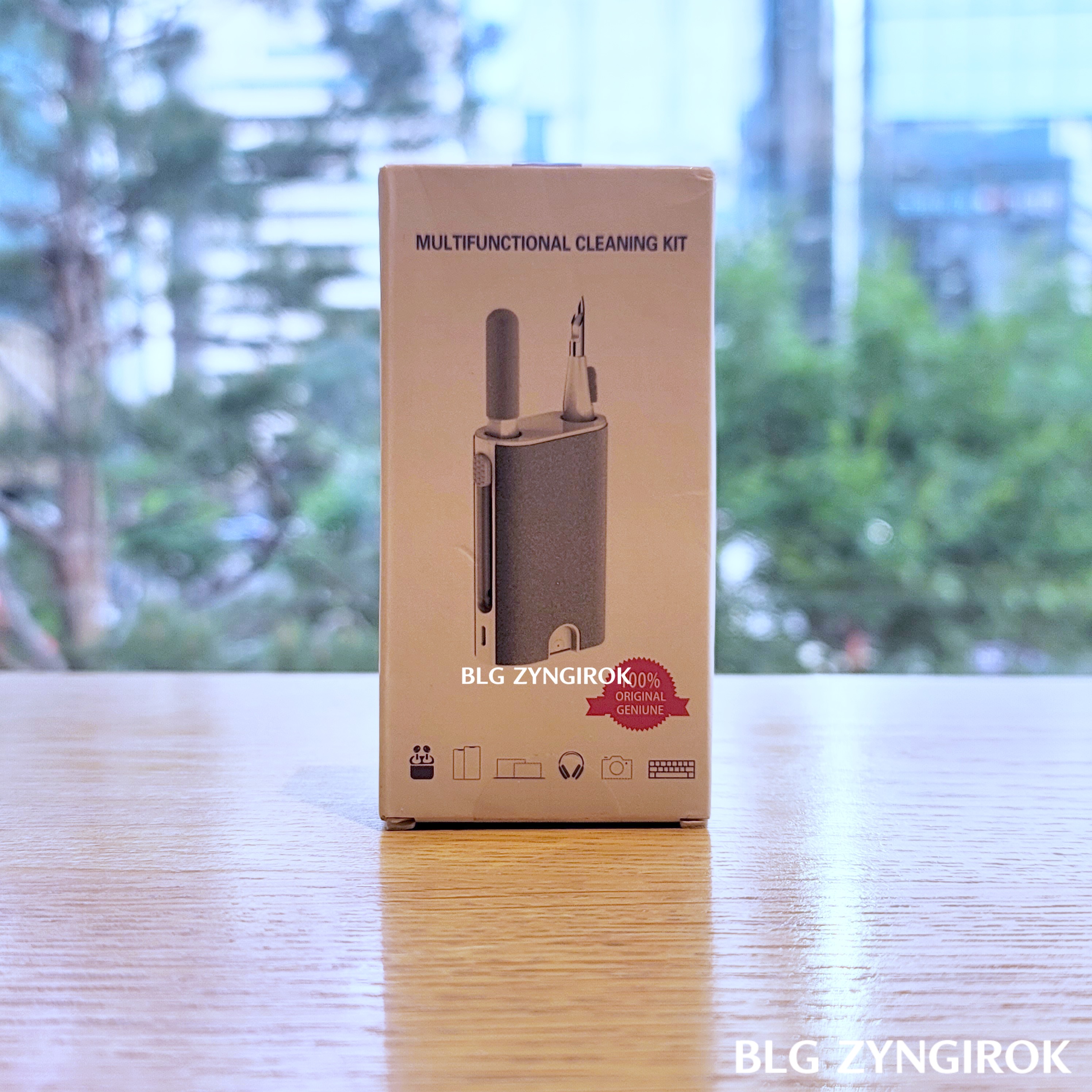 Multifunctional Cleaning Kit 상자가 놓여있다.