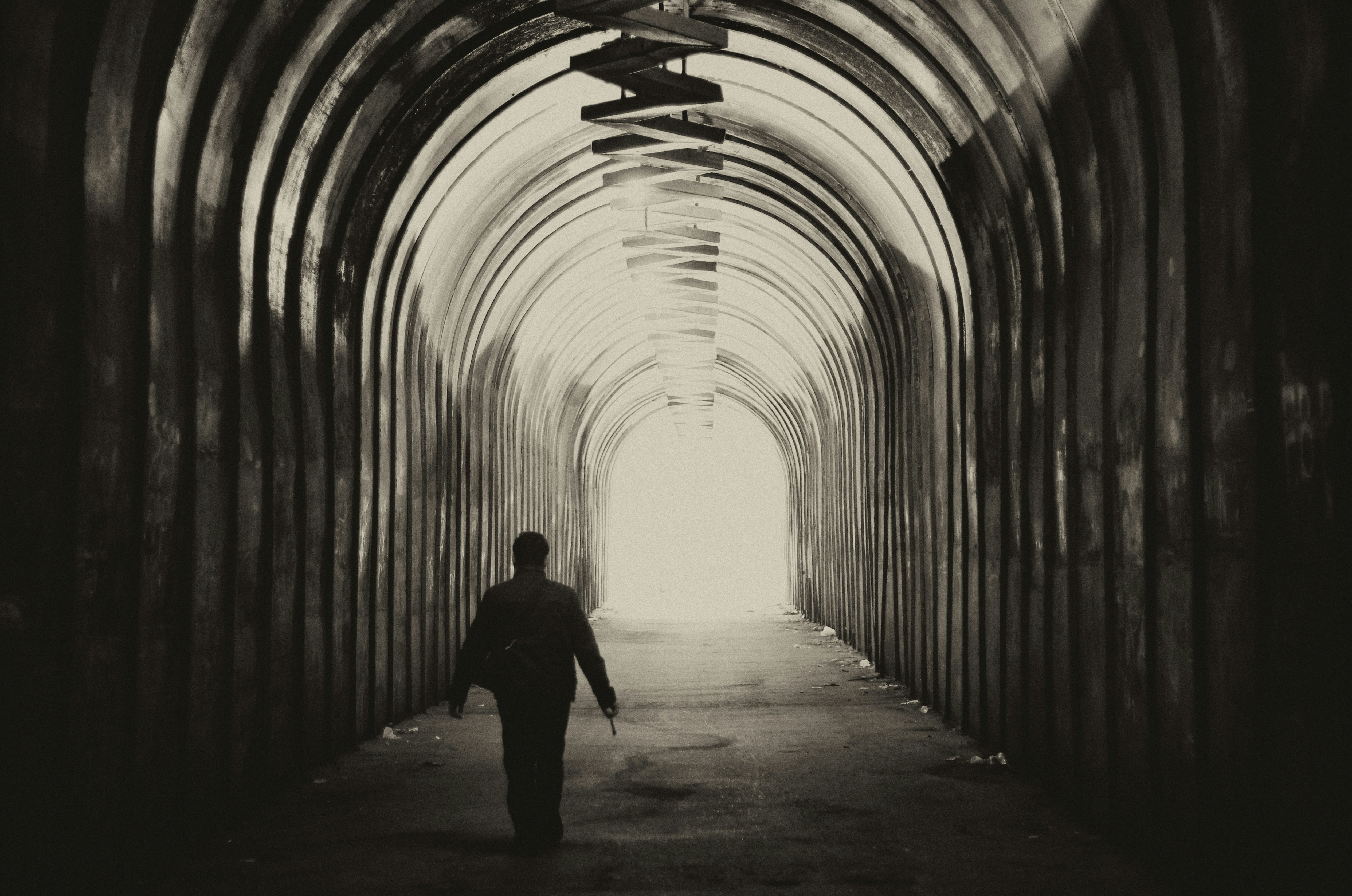 터널 끝을 향해 걷는 사람 &ndash; 죽음 이후의 새로운 시작을 상징