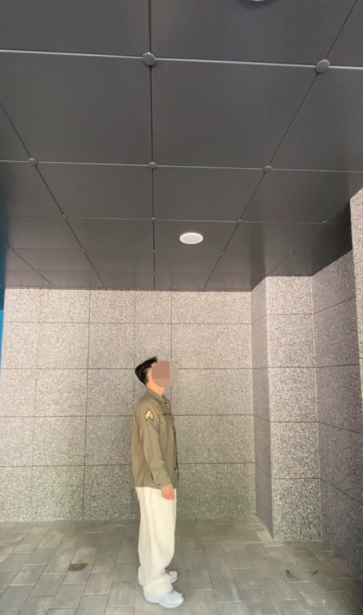 데일리룩(2024. 5. 19.)OG-107 셔츠 자켓 워크웨어자켓, 폴로 기본 반팔 티셔츠, 무신사스탠다드 무신사 데님 와이드 벌룬 팬츠 크림, 아식스 조그 100 실버