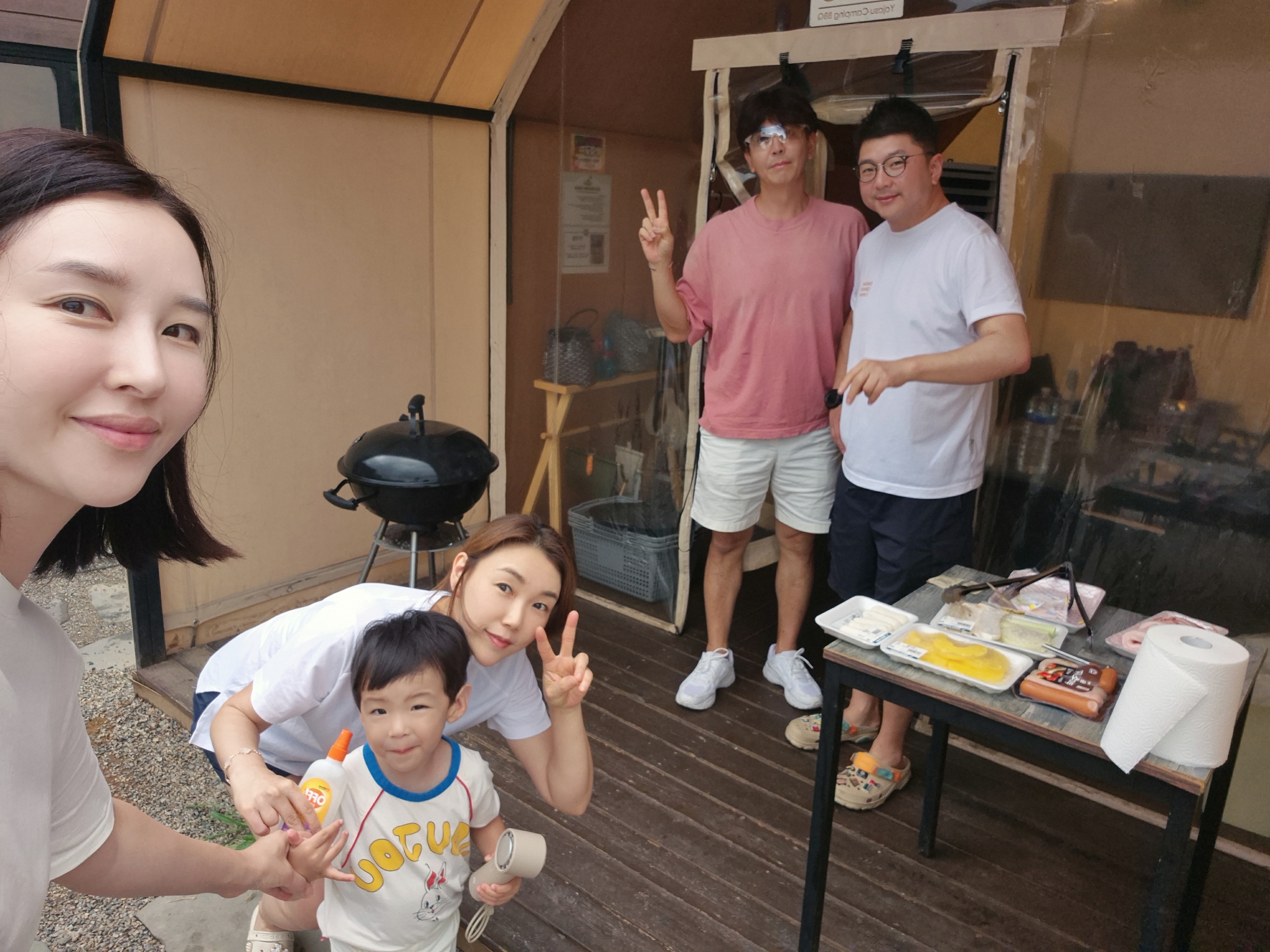 야자수 캠핑 바베큐 에서 찍은 가족 사진