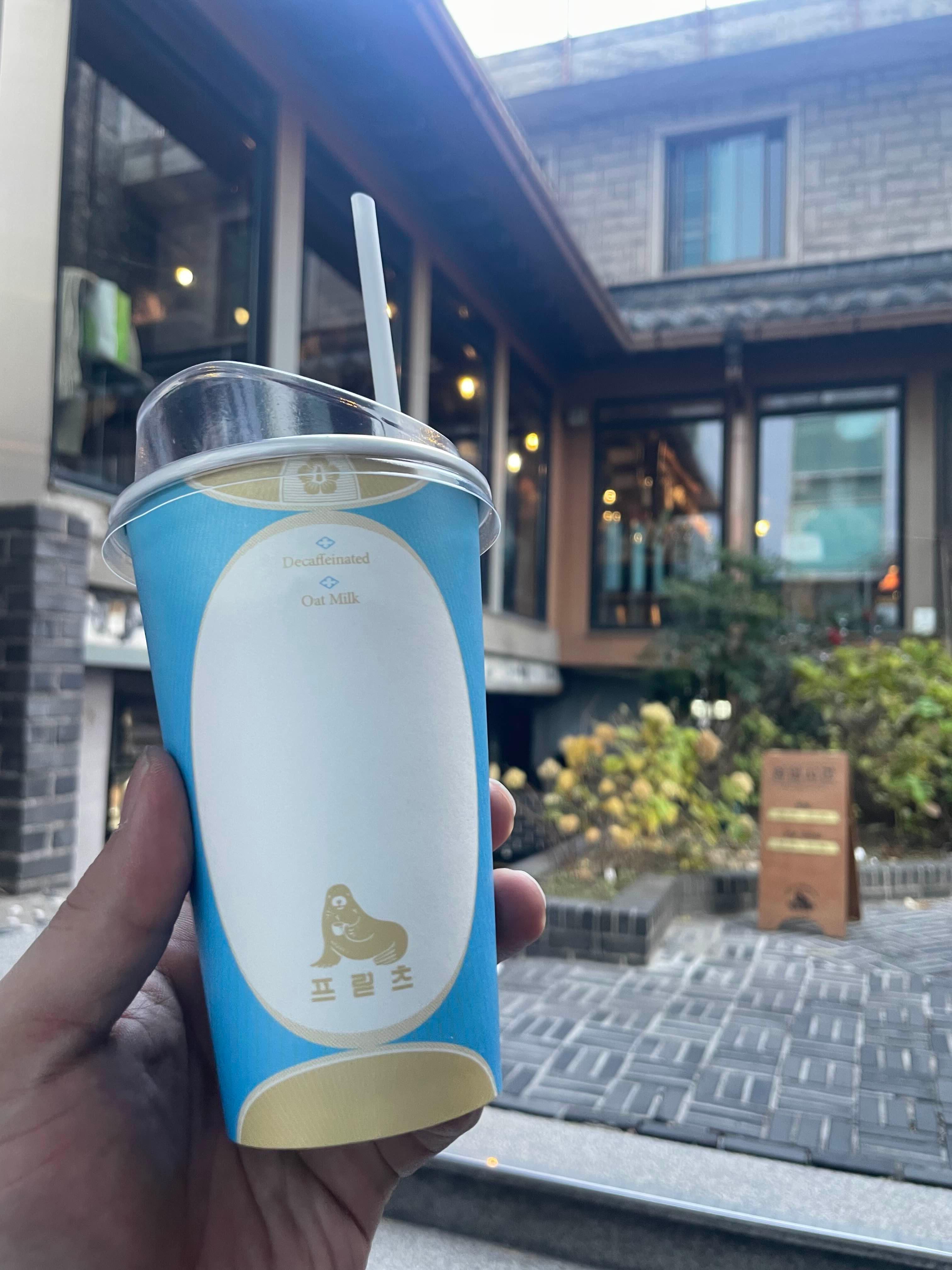 프릳츠 모습과 테이크아웃 아메리카노