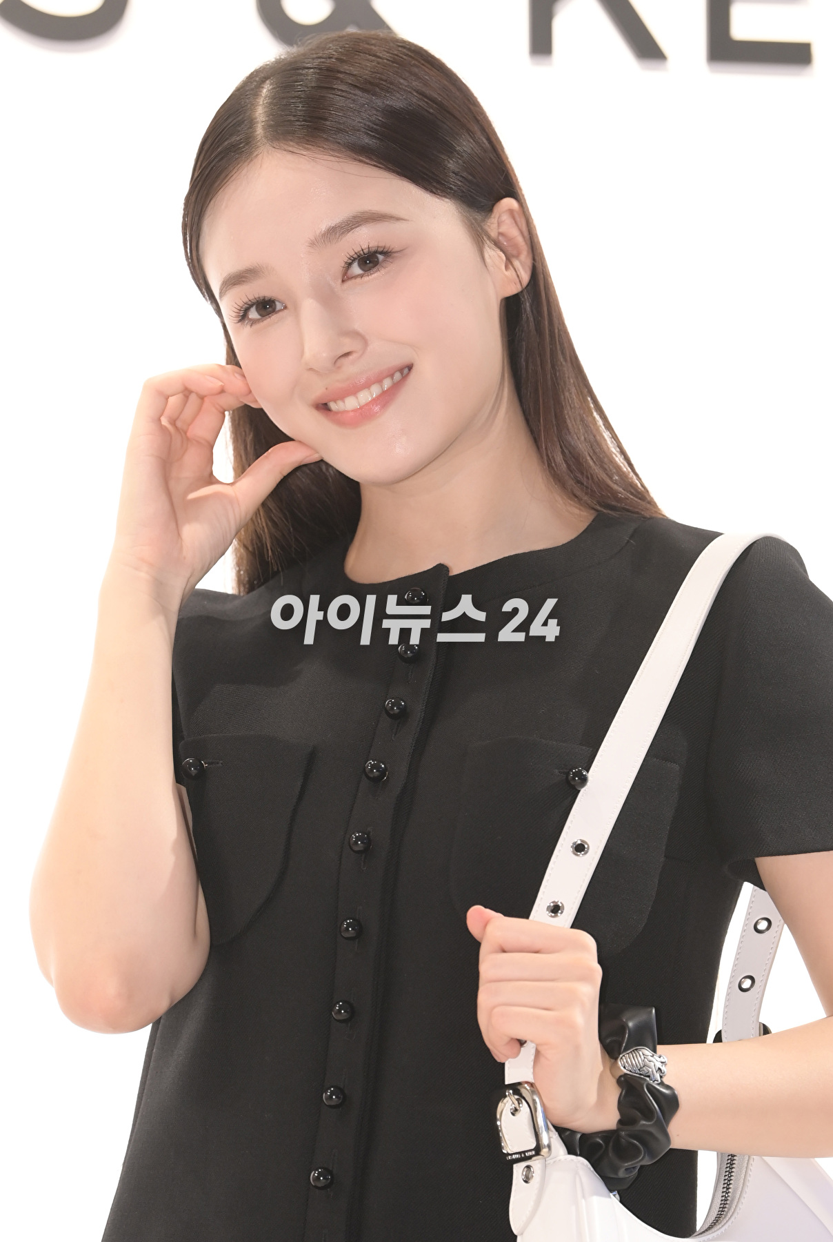 가수 낸시가 5일 오후 서울 서초구에서 열린 패션 브랜드 찰스앤키스 플래그십 오프닝 이벤트 행사에 참석하고 있다. [사진=정소희 기자]