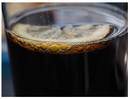 콜라를 흔들면 뚜껑을 열 때 튀어나오는 이유