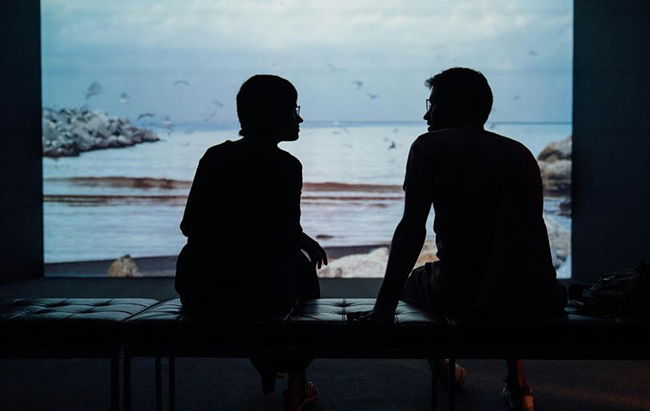 두사람이 마주 앉아 대화하는 사진