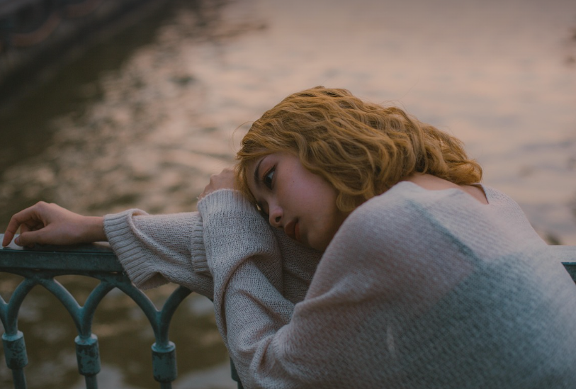 우울증을 겪는 여자사진