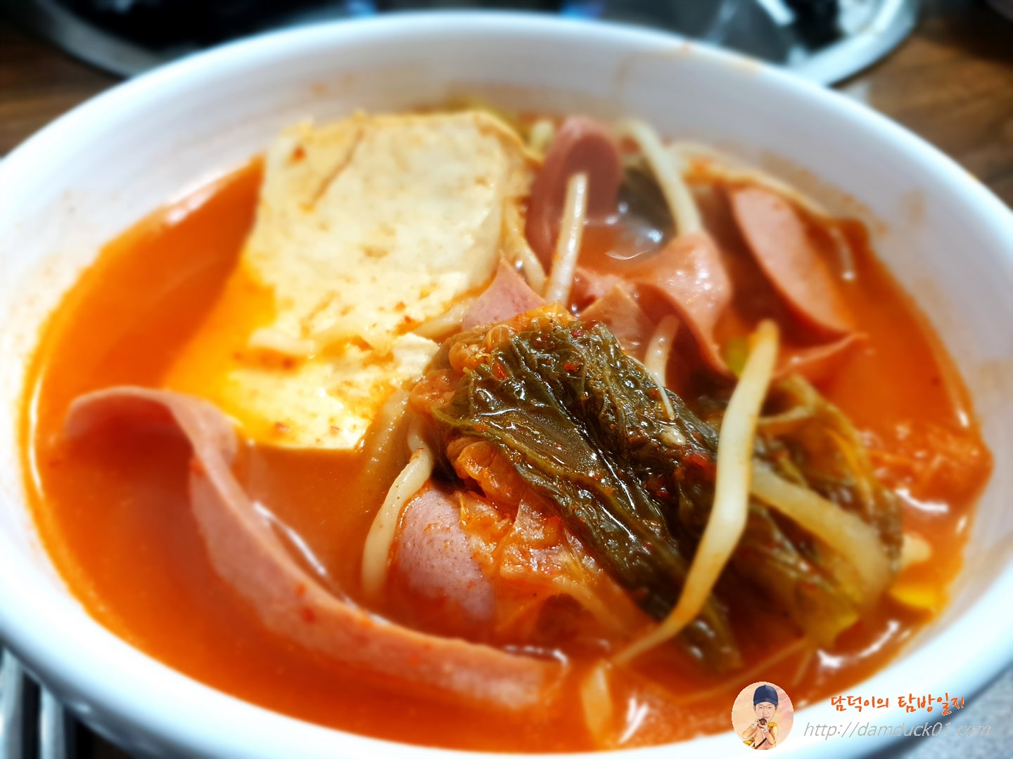 한 그릇 담아 낸 햄 김치찌개