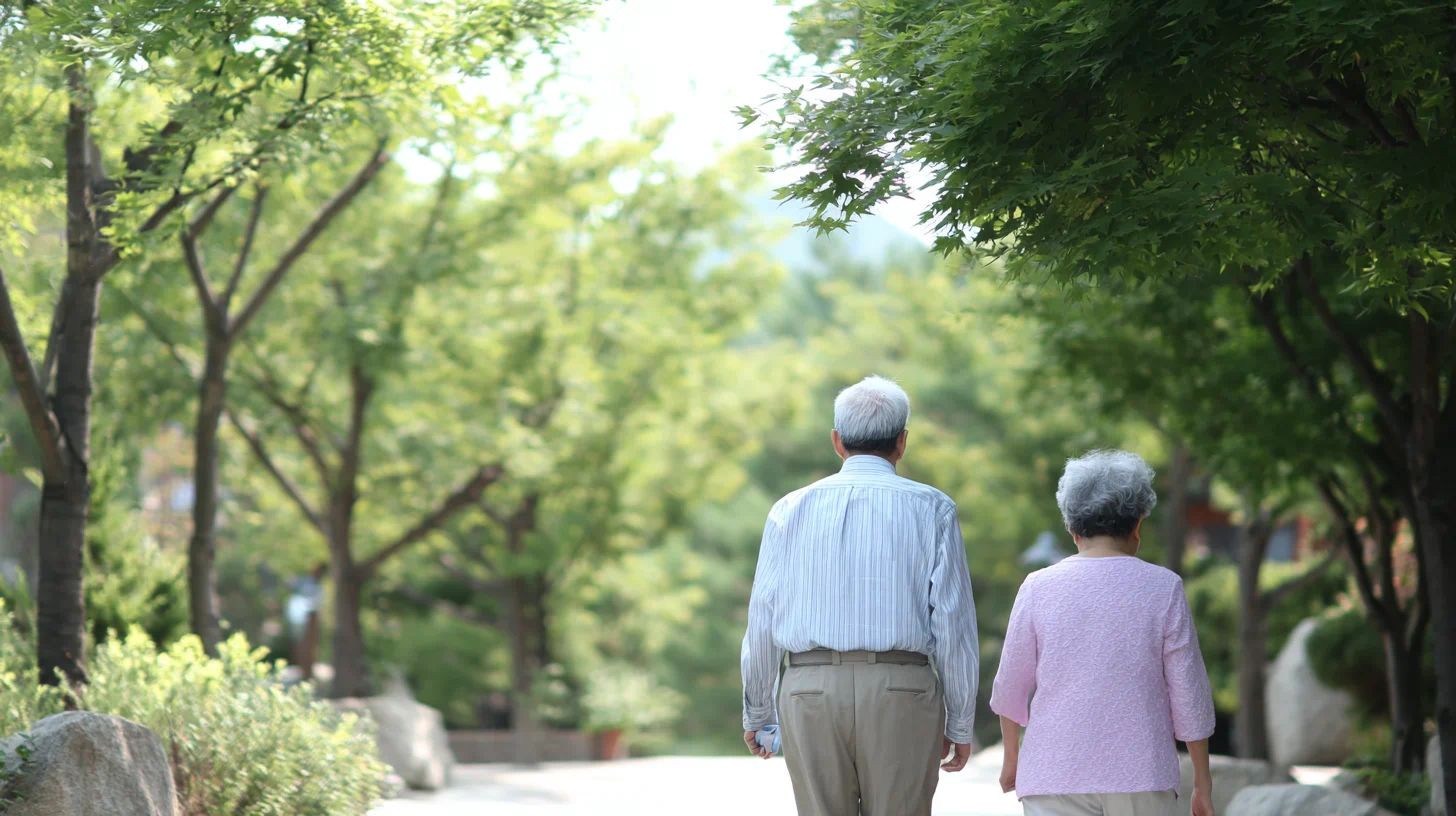 고령 환자와 보호자가 함께 걷는 모습, 기억력 저하를 표현하는 자연스러운 장면