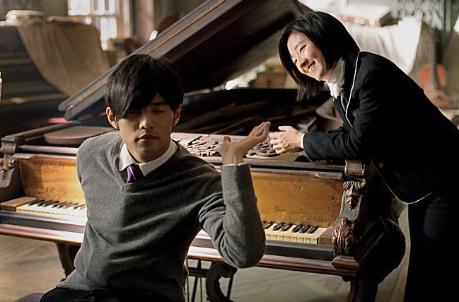 피아노 앞의 두 주인공 상륜(주걸륜)과 샤오위(계륜미)