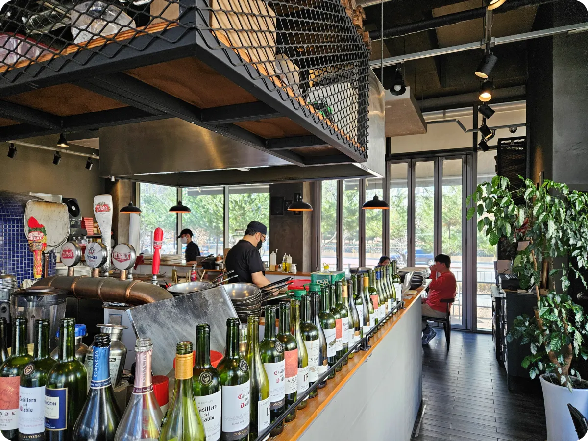 오크앤우드-이탈리안-레스토랑-실내-와인병-인테리어