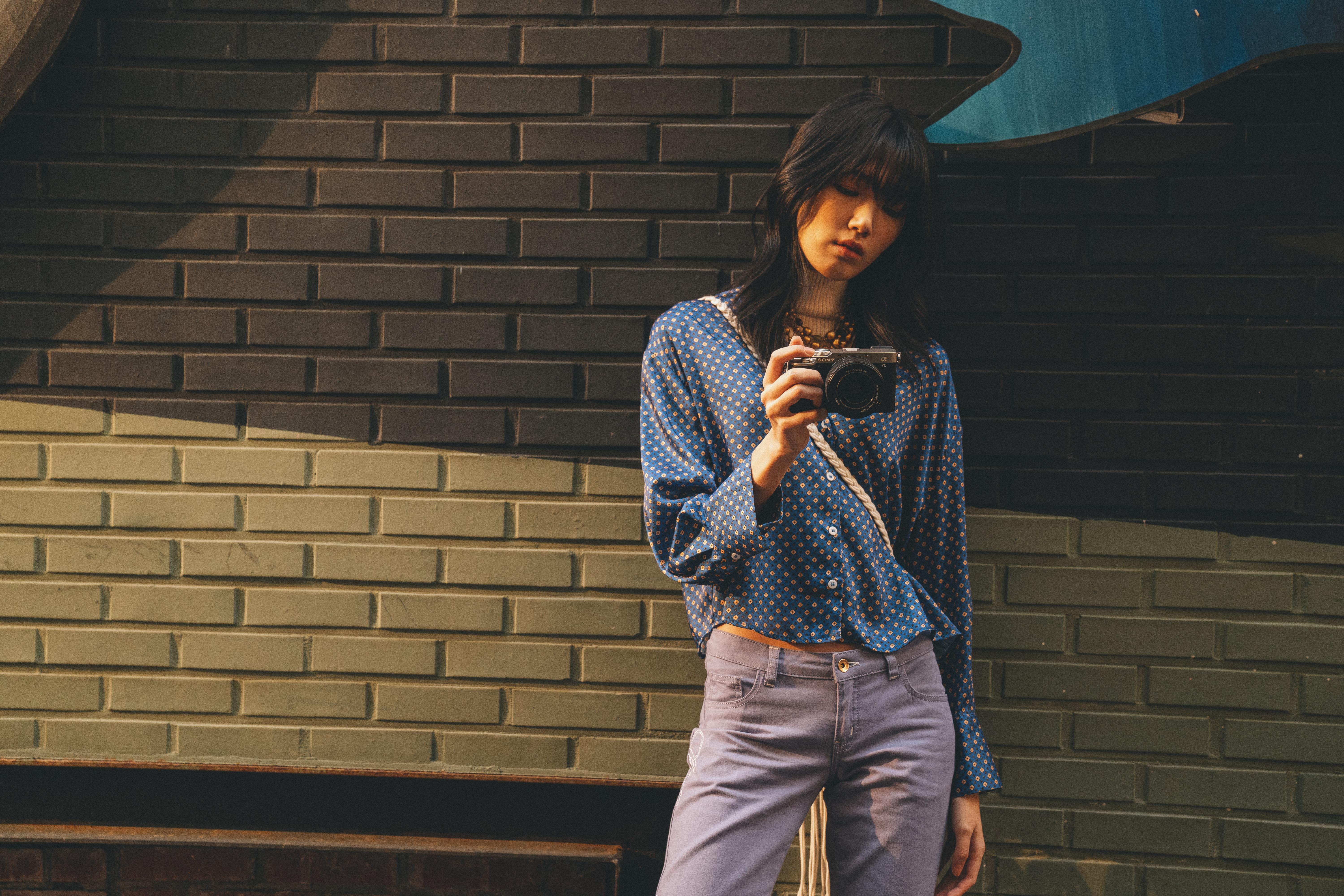 Alpha 7C을 들고있는 여성