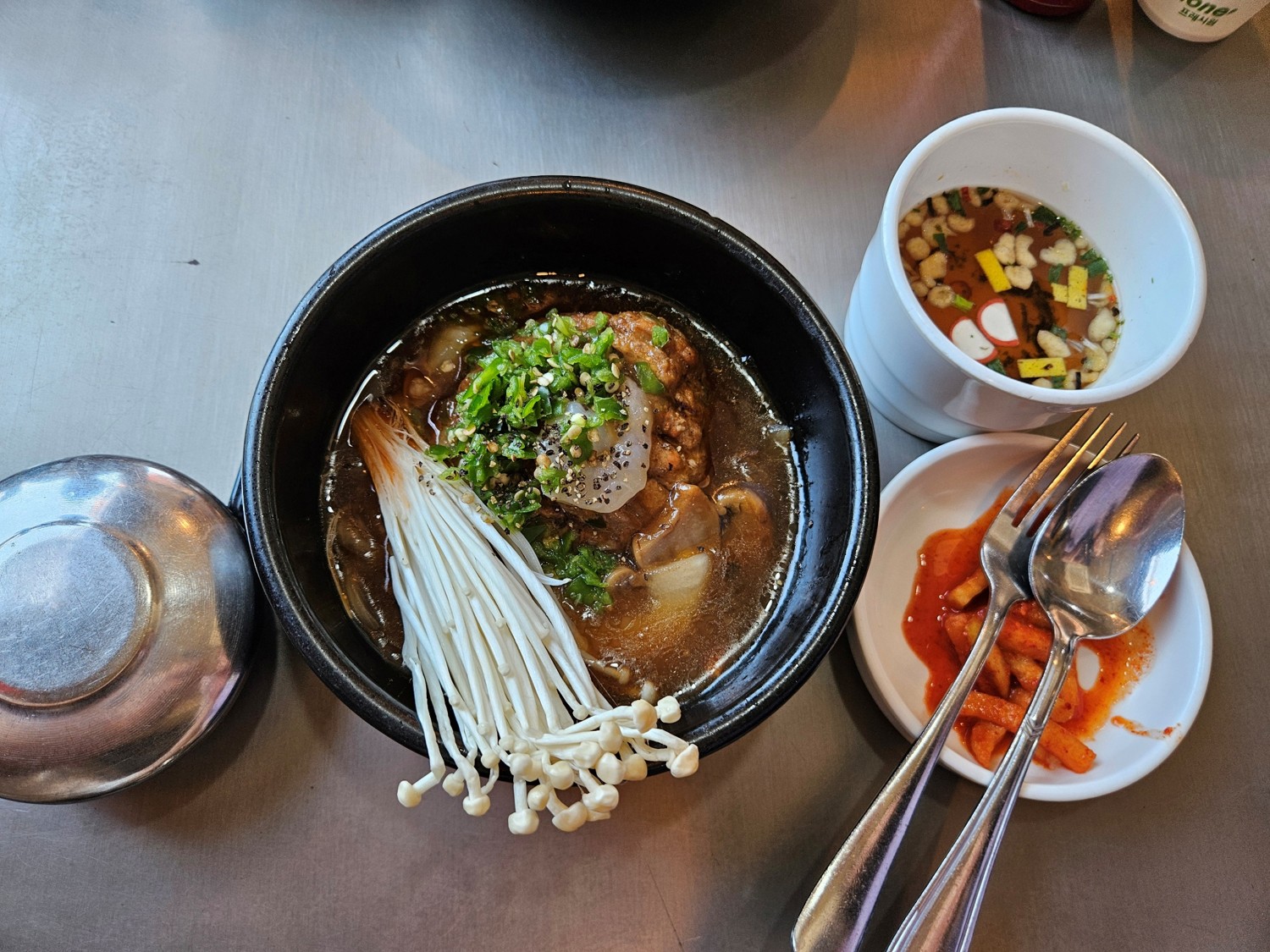 부산 현지 맛집 '고관함박'에서 파는 '유산슬함박'이 테이블 위에 있다.