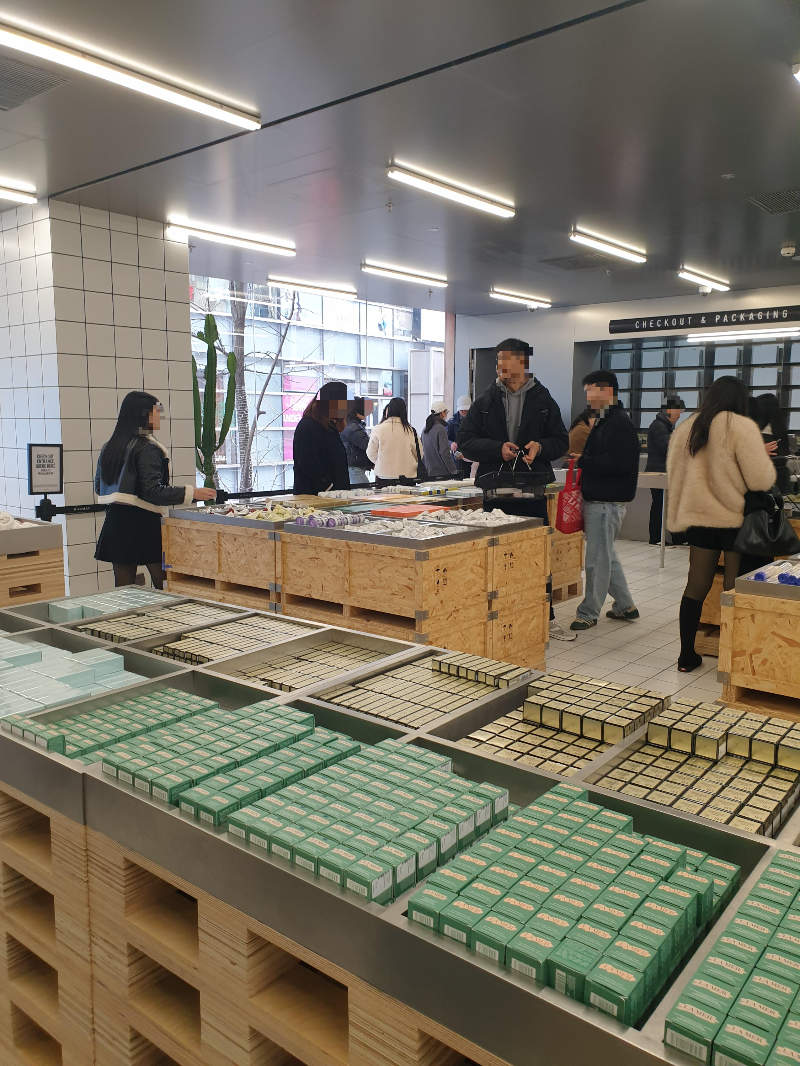 2층에도 화장품이 있다. 캐셔는 2층에 있다.