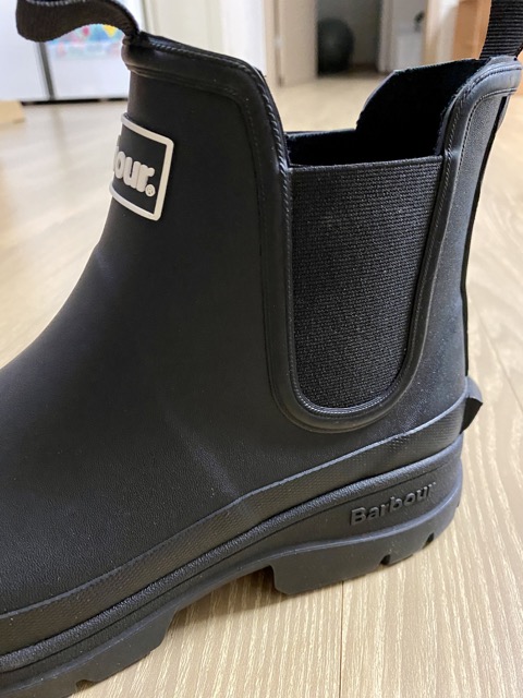 짱짱한_밴드로_구성된_바버_레인부츠_옆모습