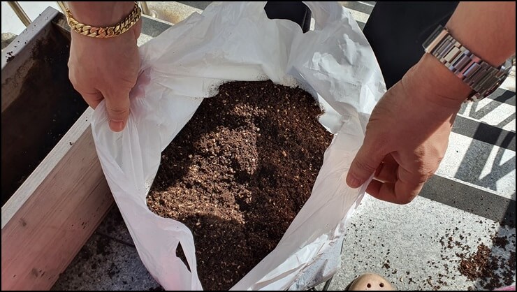 기존-흙과-새로운-흙을-섞는-이미지