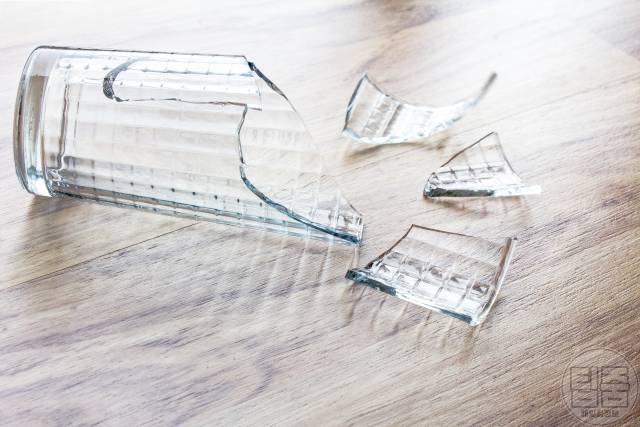 깨진 유리 버리기 깨진 유리컵 치우기