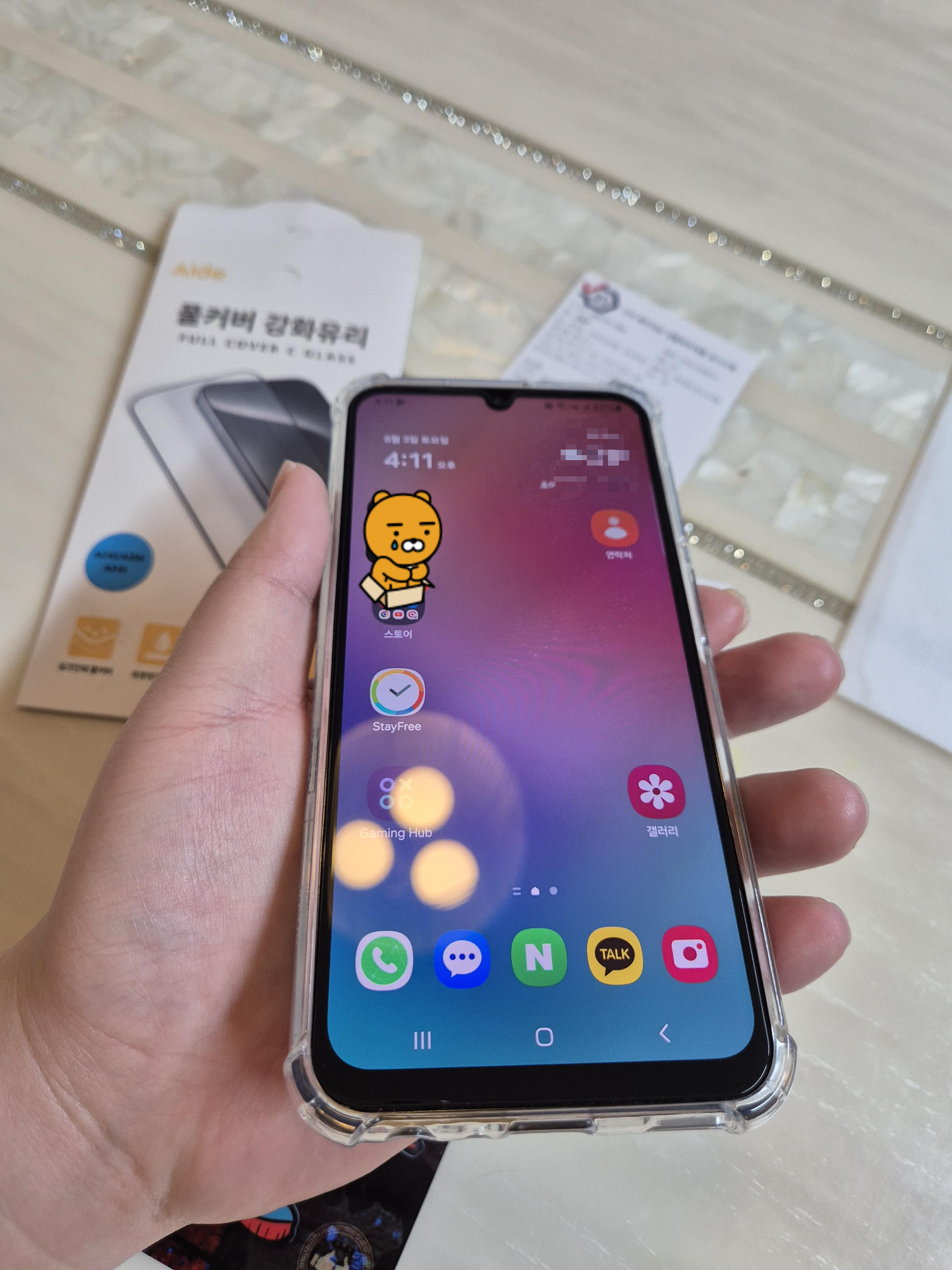 갤럭시 a24 강화유리 부착 완료! 아주 깔끔하게 잘 붙음.