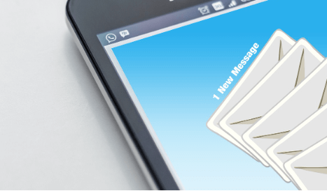 새 문자 메시지가 도착한 스마트폰 그래픽