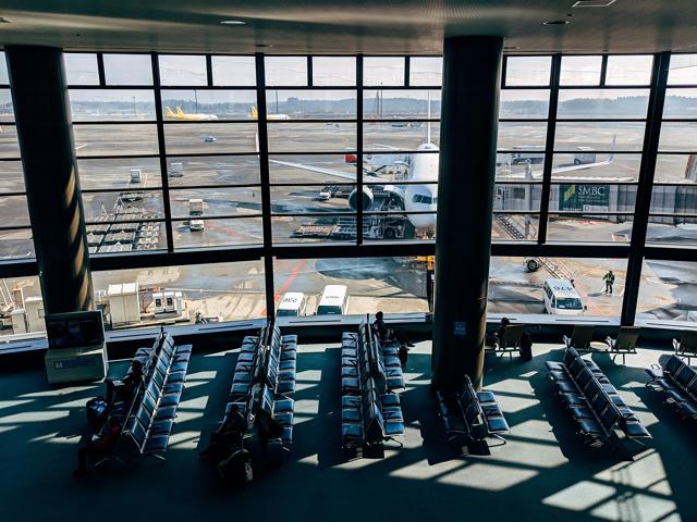 비행기와 함께 넓게 펼쳐진 공항 전경