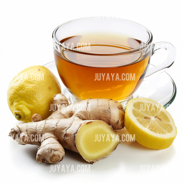 유리잔에 담긴 진한 생강차와 신선한 생강&amp;#44; 레몬 조각이 곁들여진 건강한 음료 이미지. 겨울철 감기 예방을 위한 완벽한 선택.