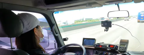 화물차 업무하는 여성 기사님